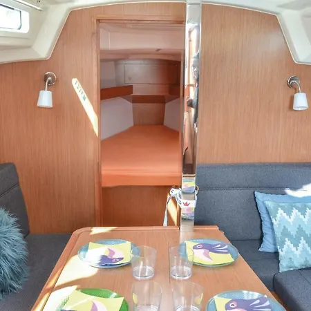 Πλωτό κατάλυμα Two Bedroom In